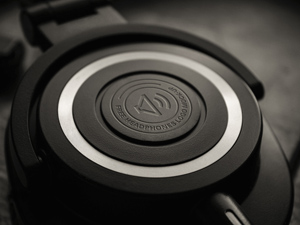 Headphones Logo Mockup: Free PSD